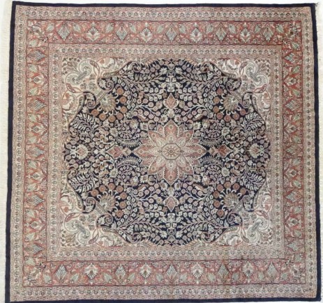 Foto esempio di un tappeto indiano Agra con blu e rosa