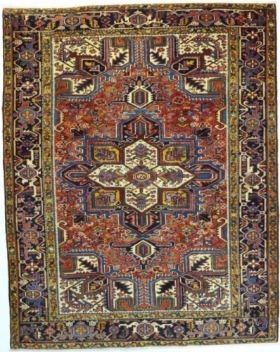 Foto esempio di un tappeto Heriz persiano con fondo rosso e cornice blu
