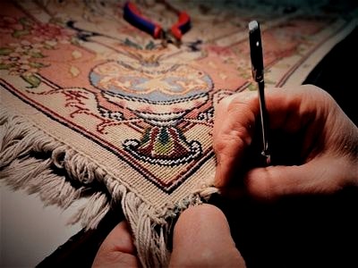 immagine di restauro frangia bordi di un tappeto persiano da ingrocasa di Lucca