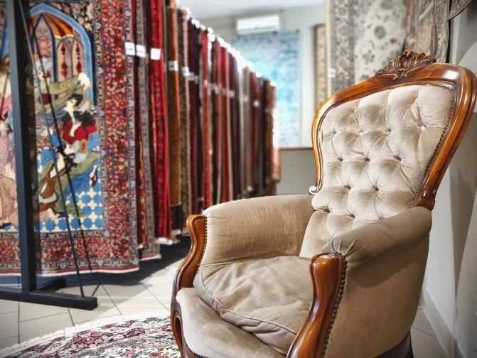 Grande sala espositiva di Ingrocasa con centinaia di tappeti persiani orientali e moderni in offerta