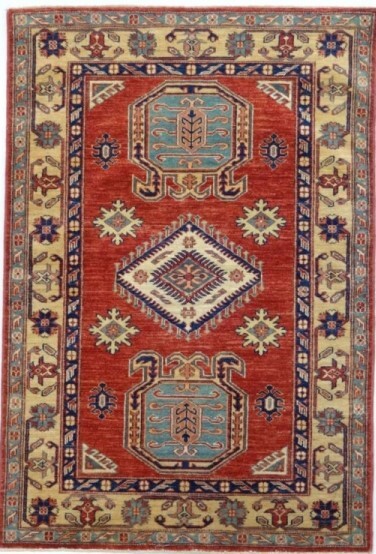 Foto esempio di un tappeto Kazak extra fine con fondo rosso e cornice beige