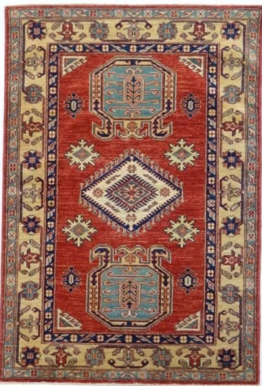 Foto esempio di un tappeto Kazak extra fine con fondo rosso e cornice beige
