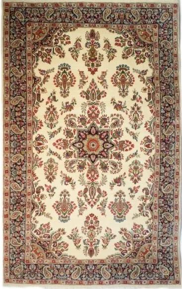 Foto esempio di un tappeto Kirman persiano con fondo panna e cornice scura