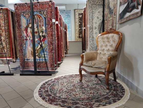 particolare della sala espositiva di ingrocasa vendita di tappeti persiani e orientali