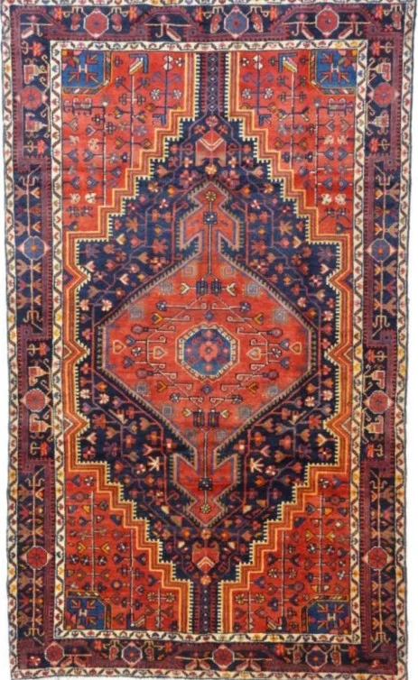 Foto esempio di un tappeto persiano Tuiserkan con roso rosso e cornice blu