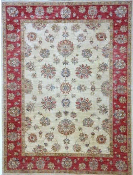 Foto esempio di un tappeto Ziegler con fondo beige e cornice rossa